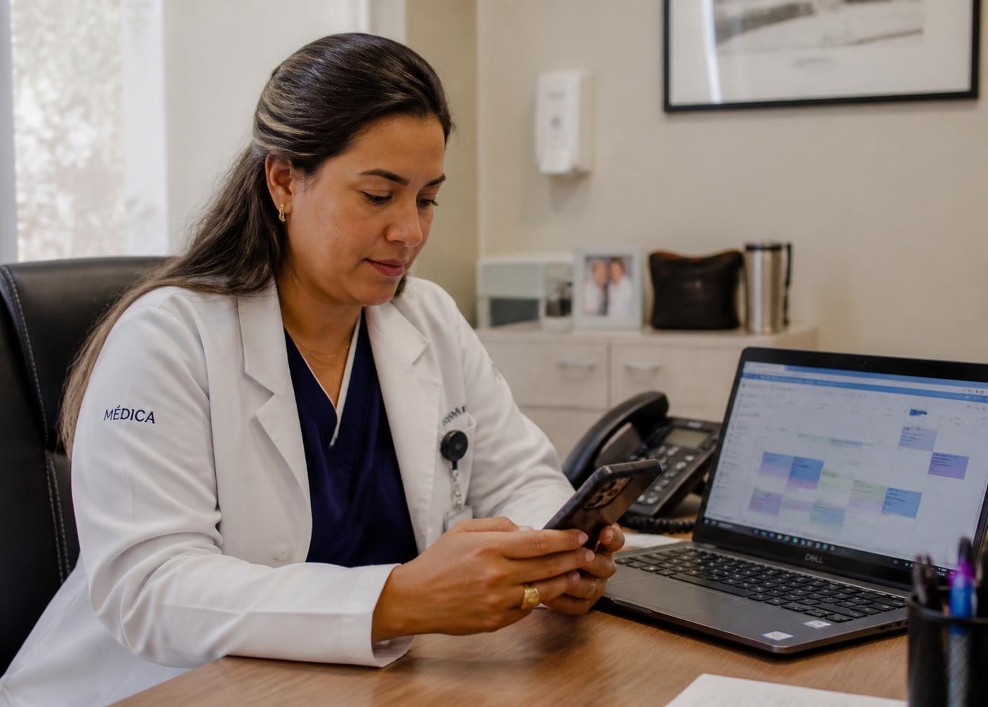 Médica revisando a agenda de plantões no computador