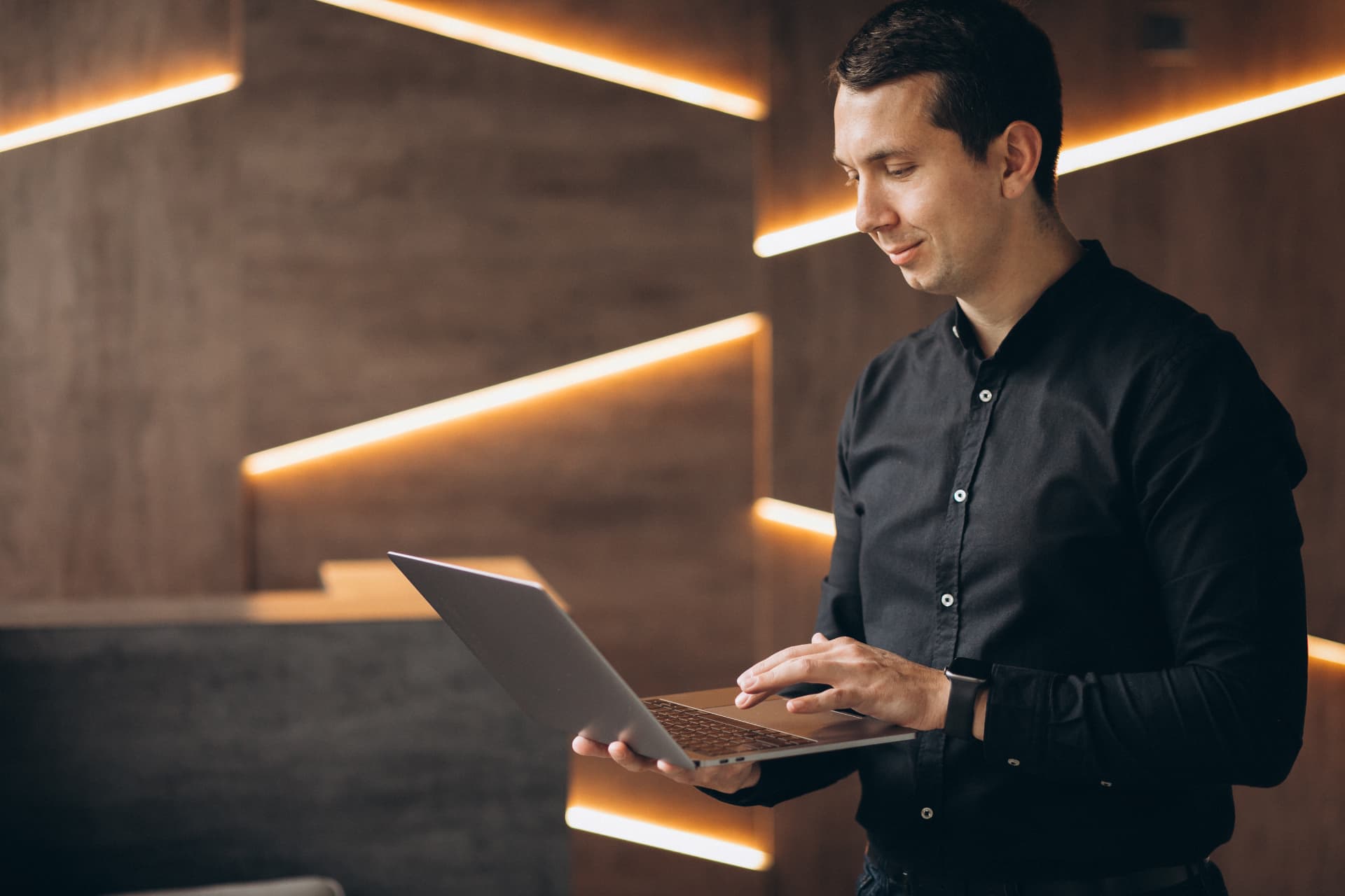 Empresário analisando números da operação no notebook
